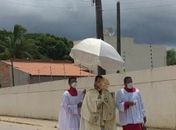 Padre passa com ostensório nas ruas de Arapiraca