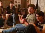 Suspense "Verão de 84" traz nostalgia genérica para surfar na onda de Stranger Things