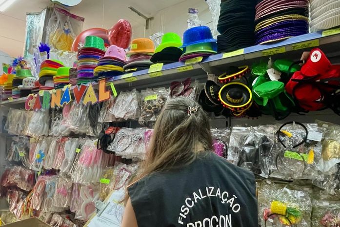 Folia custa caro? Veja os preços de fantasias e acessórios para o Carnaval em Maceió