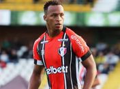 CRB anuncia chegada do volante Tinga como reforço