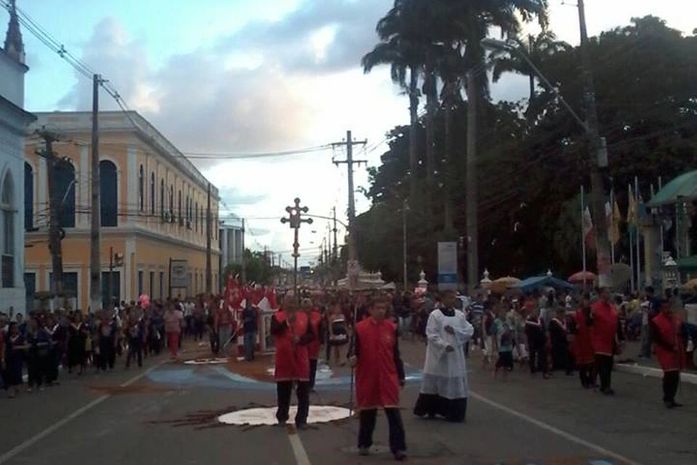 Várias pessoas pagavam promessas e reverenciavam a Santa Comunhão - Corpus Christi ou o Corpo de Cristo.