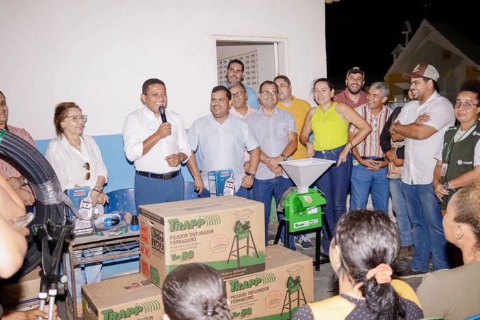 Prefeitura de Palmeira entrega forrageiras e kits de irrigação para agricultores do município