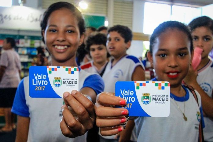 Estudantes da Rede Municipal são beneficiados com vale-livro