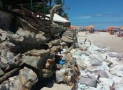 "Ressaca" destrói barracas na praia do Francês