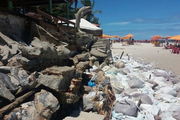 "Ressaca" destrói barracas na praia do Francês