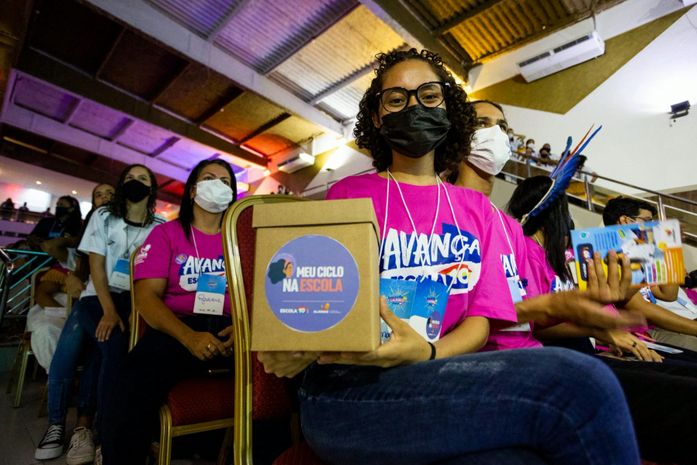 Governo entrega kits de higiene íntima para estudantes da rede estadual nesta segunda (11)