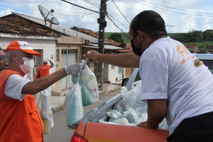 Prefeitura de Rio Largo entrega kits de higienização em áreas carentes do município
