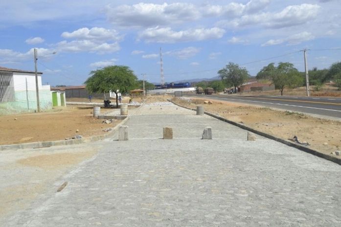 Canapi: povoado Carié recebe pavimentação em suas ruas