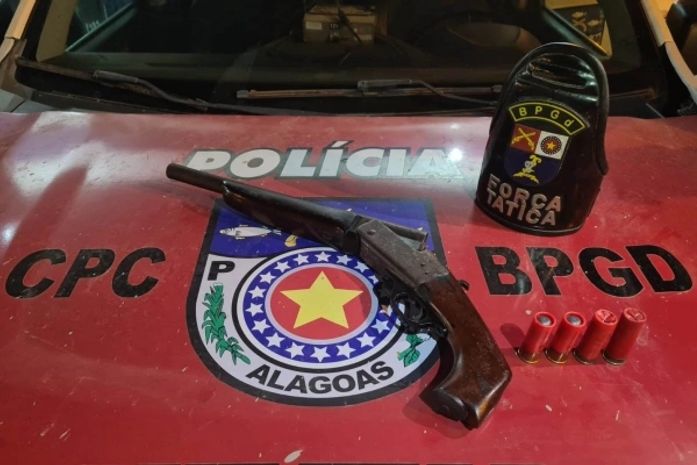 PM efetua prisões pelos crimes de Tráfico de drogas, Receptação e Posse e Porte ilegal de arma de fogo