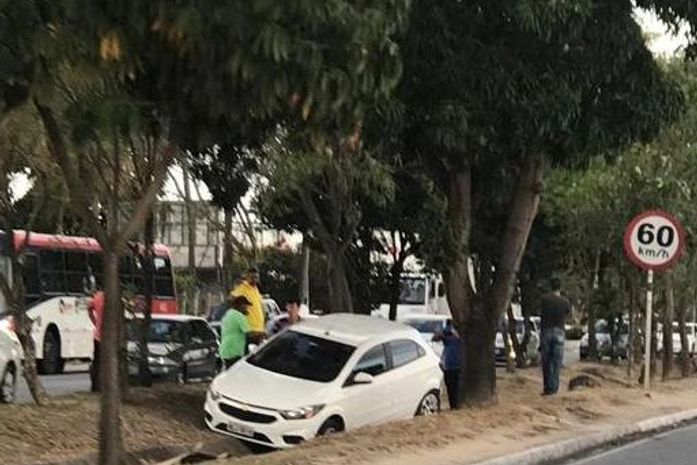 Veículo invade canteiro central de avenida após ser atingido por carro de luxo em Maceió