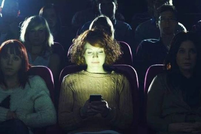 Luzes da Inconveniência - Os maus hábitos nas salas de cinema
