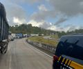 Tombamento de carreta interdita trecho da BR-101 e provoca fila de veículos em Junqueiro