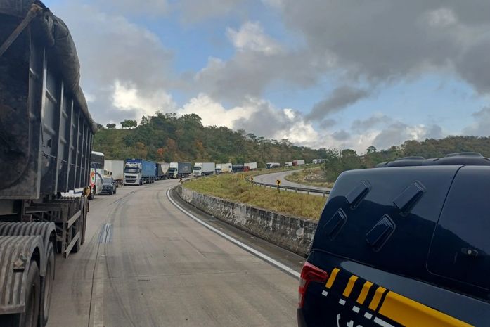 Tombamento de carreta interdita trecho da BR-101 e provoca fila de veículos em Junqueiro