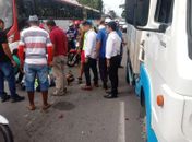 Colisão entre motocicleta e caminhão deixa homem ferido