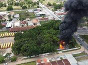 Incêndio de grandes proporções atinge antigo clube em Penedo; bombeiros são acionados