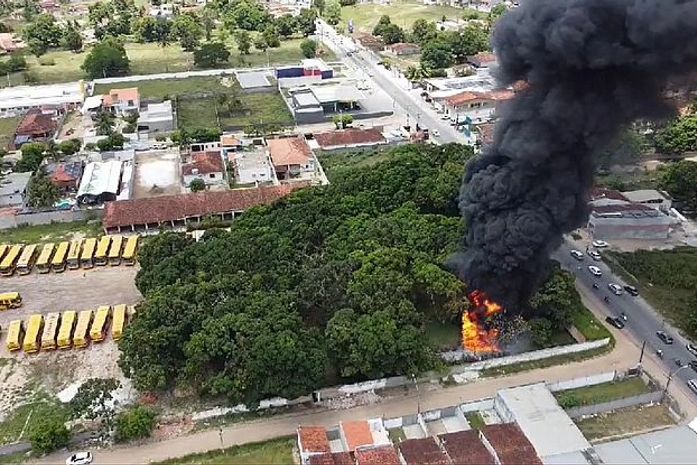 Incêndio de grandes proporções atinge antigo clube em Penedo; bombeiros são acionados