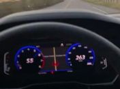 Em vídeo, homem mostra velocimetro acima dos 260km/h.