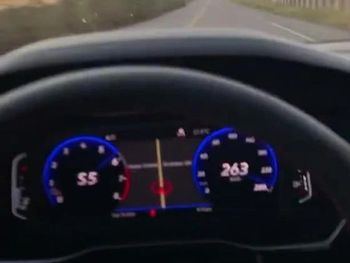 Em vídeo, homem mostra velocimetro acima dos 260km/h.