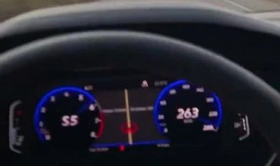 Em vídeo, homem mostra velocimetro acima dos 260km/h.
