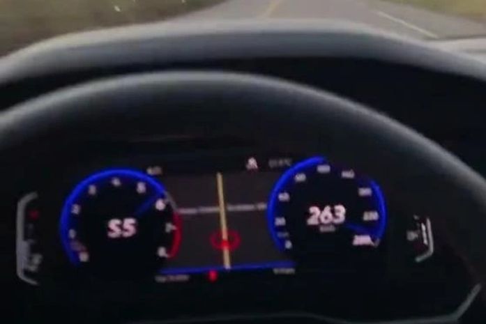 Em vídeo, homem mostra velocimetro acima dos 260km/h.