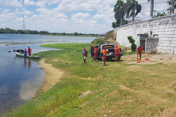 Bombeiros resgatam corpo de mulher que morreu afogada no Velho Chico em Penedo