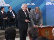 O presidente Michel Temer dá posse a Raul Jungmann como ministro Extraordinário da Segurança Pública, em cerimônia no Palácio do Planalto