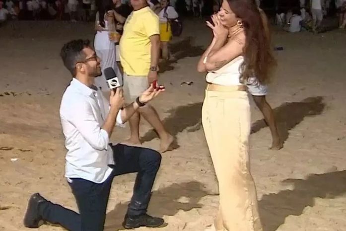 Jornalista surpreende namorada com pedido de casamento ao vivo na virada do ano
