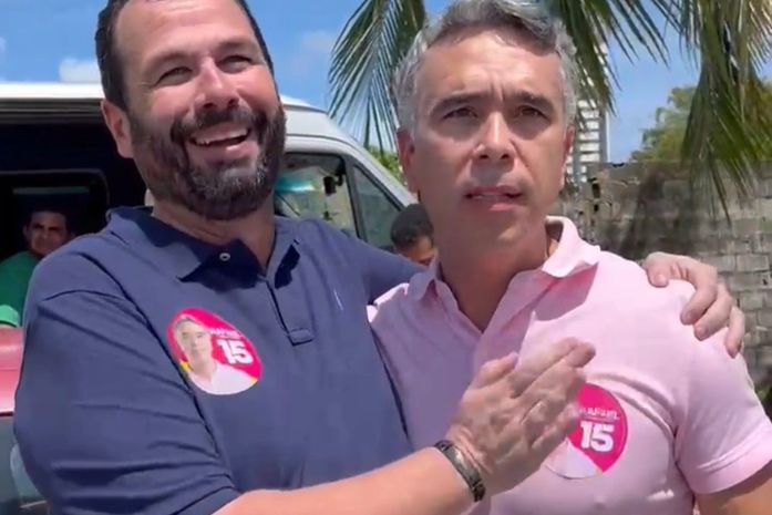 Candidato à reeleição, Fefa Hollanda promove adesivaço e recebe carinho da população