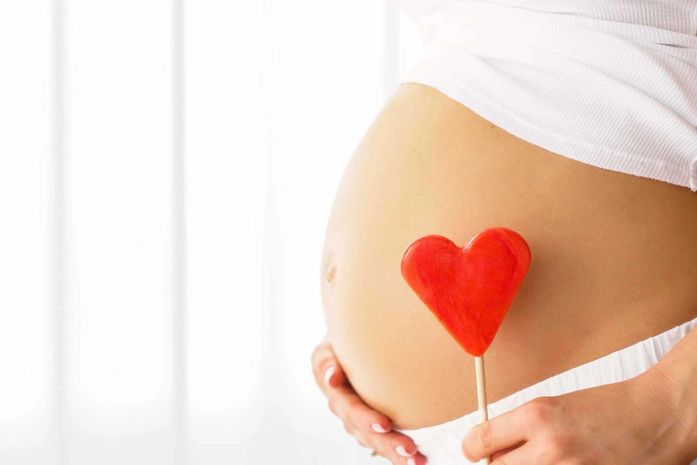 Direito a atendimento médico - Os direitos ligados à saúde da gestante envolvem uma série de garantias, que vão desde a atenção obstétrica e o cuidado hospitalar básico à prerrogativa de realizar, gratuitamente, no Sistema Único de Saúde (SUS), o teste para detecção de sífilis e/ou HIV. Veja nas próximas imagens os direitos garantidos pela legislação brasileira voltados à saúde das mulheres grávidas.