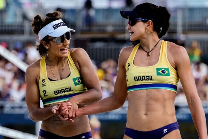 Carol/Bárbara x Mariafe/Clancy: horário e onde assistir ao vôlei de praia em Paris 2024