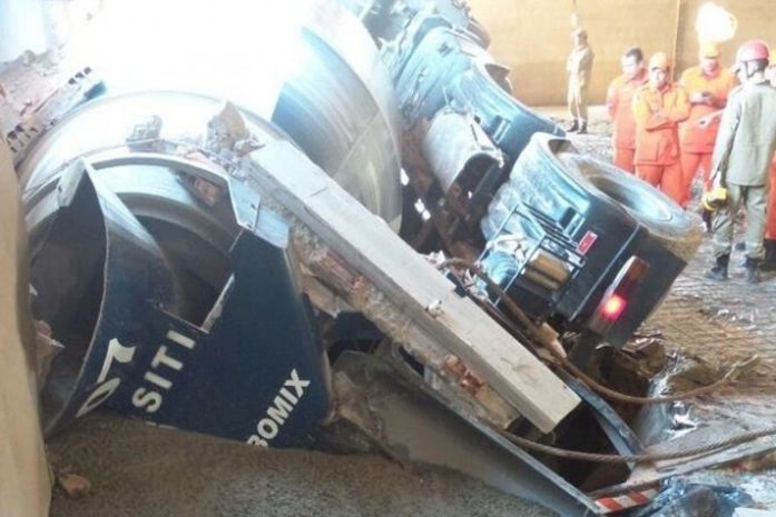 Betoneira cai em cima de trabalhador