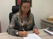 Santana Mariano entrega o cargo ao seu sucessor com salários e décimo terceiro em dias