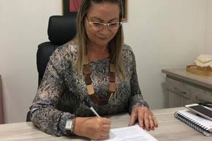 Santana Mariano entrega o cargo ao seu sucessor com salários e décimo terceiro em dias