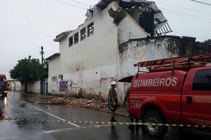 Parte da antiga sede da Secretaria de Educação desaba