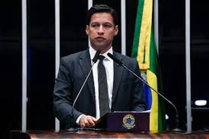 Relator da proposta no Senado, Rodrigo Cunha se posiciona contra "taxa das blusinhas" de 20% e projeto não deve avançar