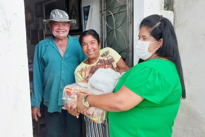 Famílias de São Miguel dos Campos recebem cestas básicas em casa