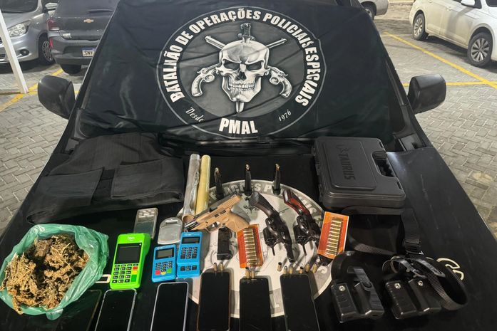 Ação da PM finaliza com apreensão de três armas de fogo, drogas e suspeitos de tráfico mortos