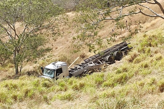Motorista fica ferido após caminhão perder freios e capotar na AL-115