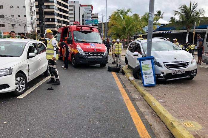 Motorista entra na contramão e provoca acidente na Orla da Pajuçara