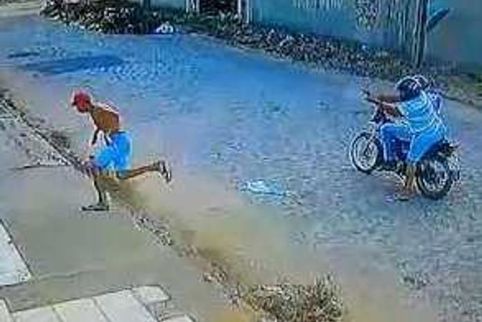 Jovem é morto a tiros em Arapiraca e câmeras de segurança registram crime
