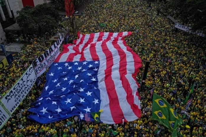 O governador capacho de Bolsonaro. E o vexame global do bandeirão dos traíras!