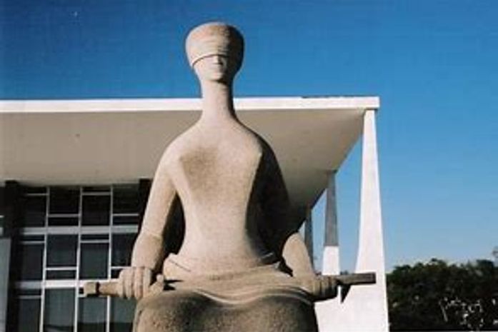 Se assédio sexual e racismo são crimes tipificados no Código Penal, por que o Ministro preto saiu e a Ministra branca ficou?