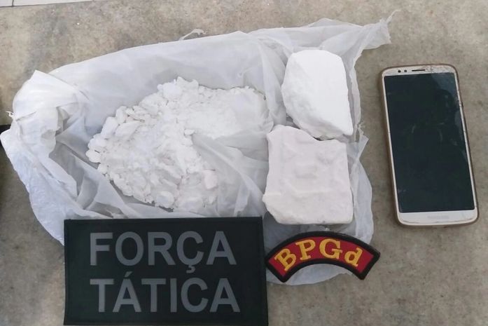 Cocaína apreendida com o suspeito.