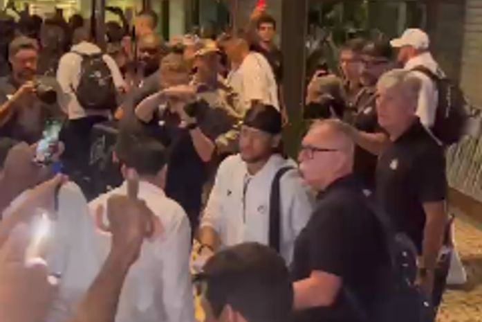 Com Neymar, Santos desembarca em Maceió para confronto contra o CRB