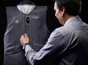 Covid-19: indiano cria colete com sensor de distância e bolso desinfetante