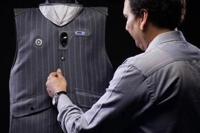 Covid-19: indiano cria colete com sensor de distância e bolso desinfetante