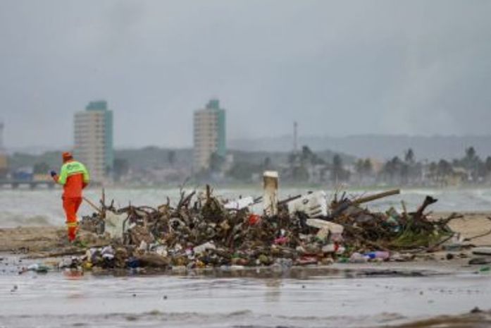 Cerca de 2.700 toneladas de lixo já foram retiradas das praias de Maceió desde janeiro