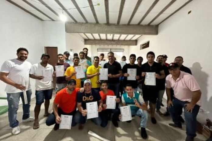 Prefeito Theobaldo Cintra entrega certificados a concluintes de curso profissionalizante em Major