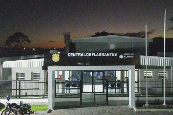 Homem sequestra mulher em ponto de ônibus e a  obriga a fingir namoro durante espera de transferência bancária em Maceió