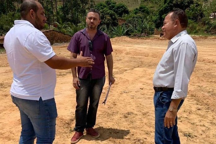 Prefeito Fernando (camisa branca) acompanha com sua equipe local escolhido para construir uma creche